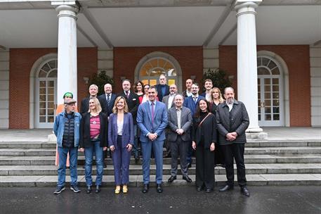 25/03/2024. Pedro Sánchez se reúne con representantes del sector artístico. Foto de familia del encuentro del presidente del Gobierno, Pedro...