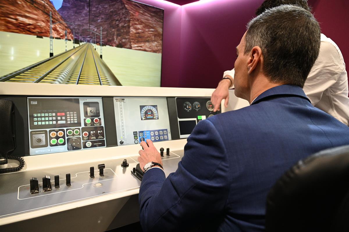 Pedro Sánchez prueba un simulador de conducción de un tren en FITUR 2024