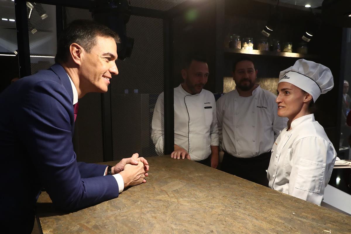 El presidente del Gobierno, Pedro Sánchez, visita el stand de Paradores en FITUR 2024.