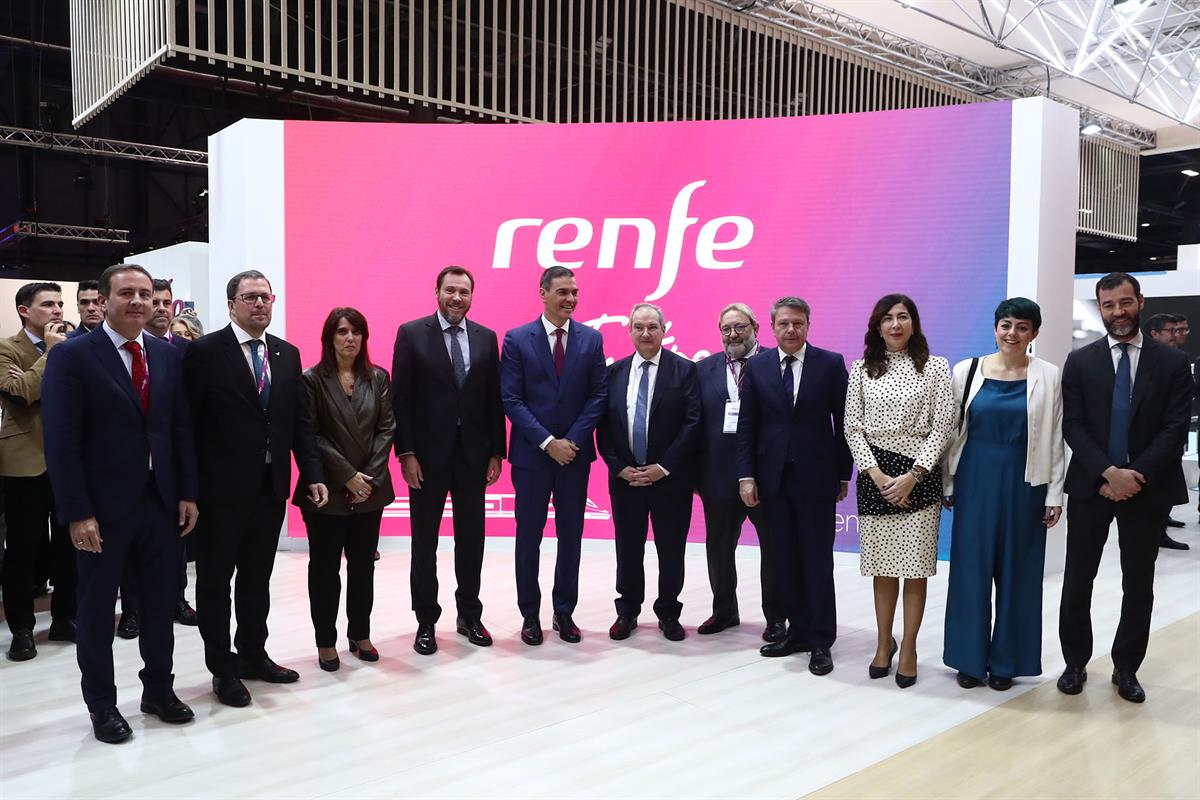 El presidente del Gobierno, Pedro Sánchez, junto a los ministros Óscar Puente y Jordi Hereu, en el stand de RENFE en FITUR 2024.