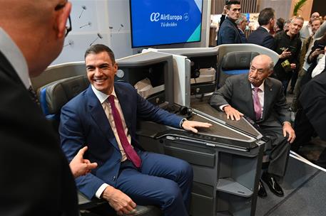 26/01/2024. Pedro Sánchez visita el stand de Air Europa en FITUR 2024. El presidente del Gobierno, Pedro Sánchez, visita el stand de Air Eur...