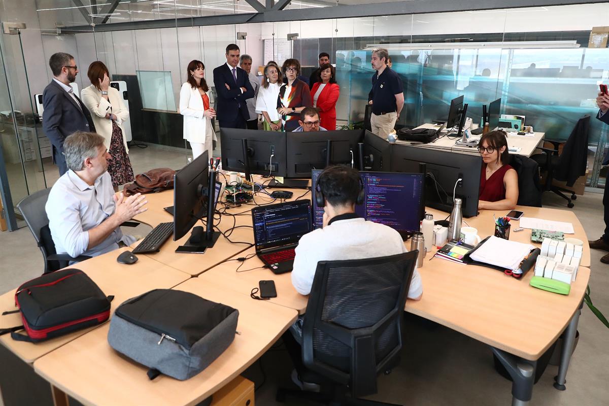 26/07/2024. Pedro Sánchez visita las instalaciones de la empresa VELTIUM. El presidente del Gobierno, Pedro Sánchez, durante su visita a las...