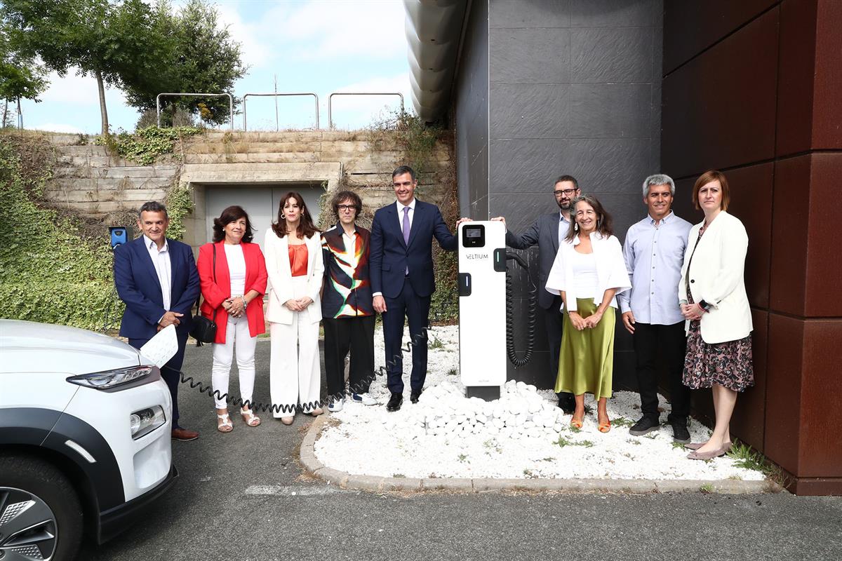 26/07/2024. Pedro Sánchez visita las instalaciones de la empresa VELTIUM. El presidente del Gobierno, Pedro Sánchez, junto a los representan...