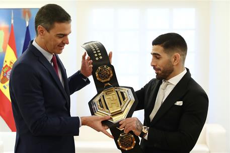 27/02/2024. Pedro Sánchez recibe al campeón de la UFC en la categoría de peso pluma, Ilia Topuria.. El presidente del Gobierno, Pedro Sánche...