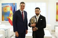 El presidente del Gobierno, Pedro Sánchez, junto al campeón de la UFC en la categoría de peso pluma, Ilia Topuria.