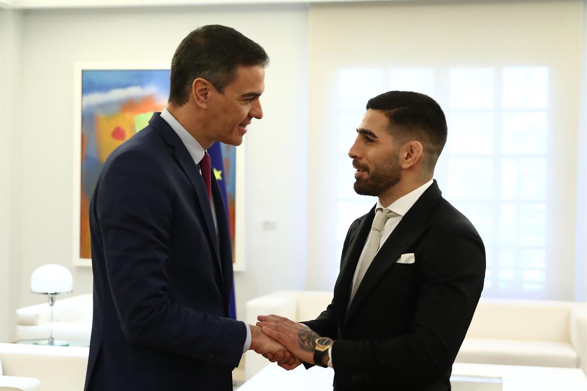 27/02/2024. Pedro Sánchez recibe al campeón de la UFC en la categoría de peso pluma, Ilia Topuria. El presidente del Gobierno, Pedro Sánchez...