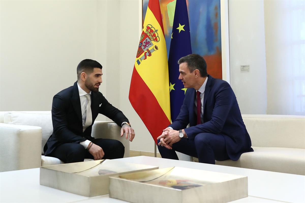 27/02/2024. Pedro Sánchez recibe al campeón de la UFC en la categoría de peso pluma, Ilia Topuria. El presidente del Gobierno, Pedro Sánchez...