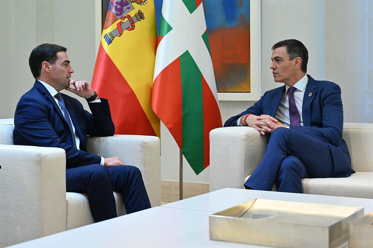 27/11/2024. El presidente del Gobierno recibe al lehendakari vasco. El presidente del Gobierno, Pedro Sánchez, y el lehendakari vasco, Imano...