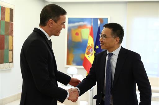 El presidente del Gobierno, Pedro Sánchez, saluda al CEO y fundador de Envisión Group, Lei Zhang