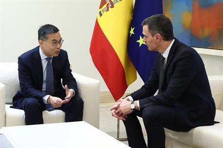 28/02/2024. Pedro Sánchez recibe al CEO y fundador de Envision Group, Lei Zhang. El CEO y fundador de Envision Group, Lei Zhang, y el presid...