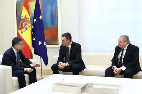 28/02/2024. Pedro Sánchez recibe al CEO y fundador de Envision Group, Lei Zhang. El presidente de Envision, Lei Zhang, el presidente del Gob...