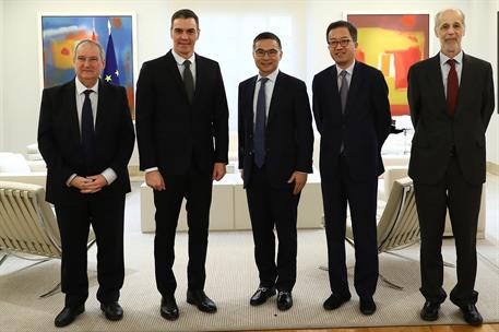 28/02/2024. Pedro Sánchez recibe al CEO y fundador de Envision Group, Lei Zhang. El ministro de Industria, Energía y Turismo, Jordi Hereu, e...