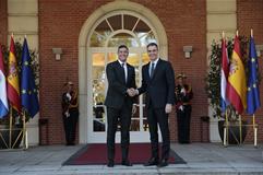 El presidente del Gobierno, Pedro Sánchez, y el presidente de la República de Paraguay, Santiago Peña, se saludan en la escalina