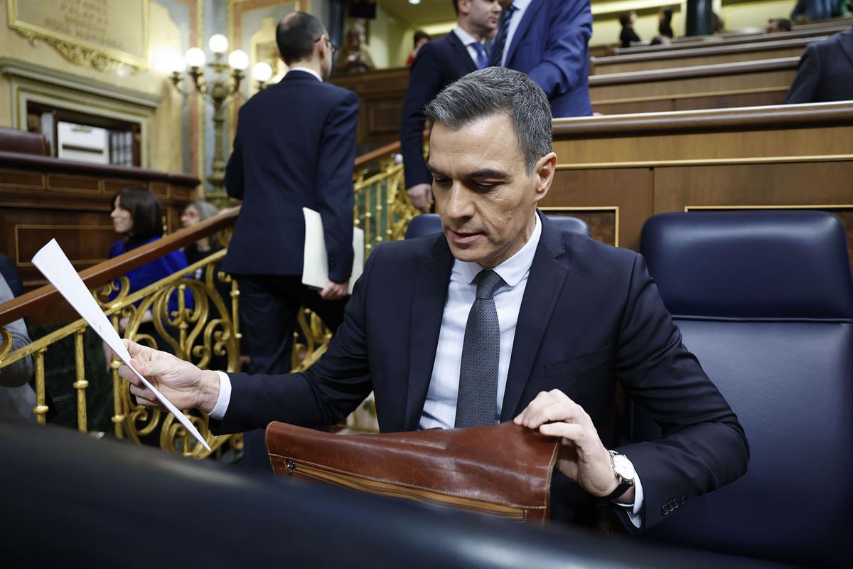 El presidente del Gobierno, Pedro Sánchez, al inicio de la sesión de control en el Congreso