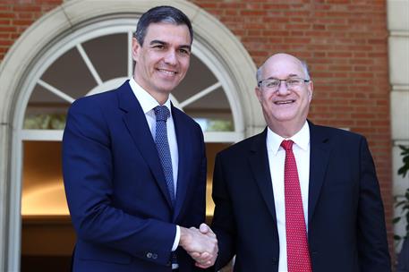 28/05/2024. Pedro Sánchez se reúne con el presidente del Banco Interamericano de Desarrollo. El presidente del Gobierno, Pedro Sánchez, reci...