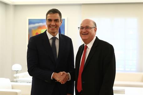28/05/2024. Pedro Sánchez se reúne con el presidente del Banco Interamericano de Desarrollo. El presidente del Gobierno, Pedro Sánchez, reci...