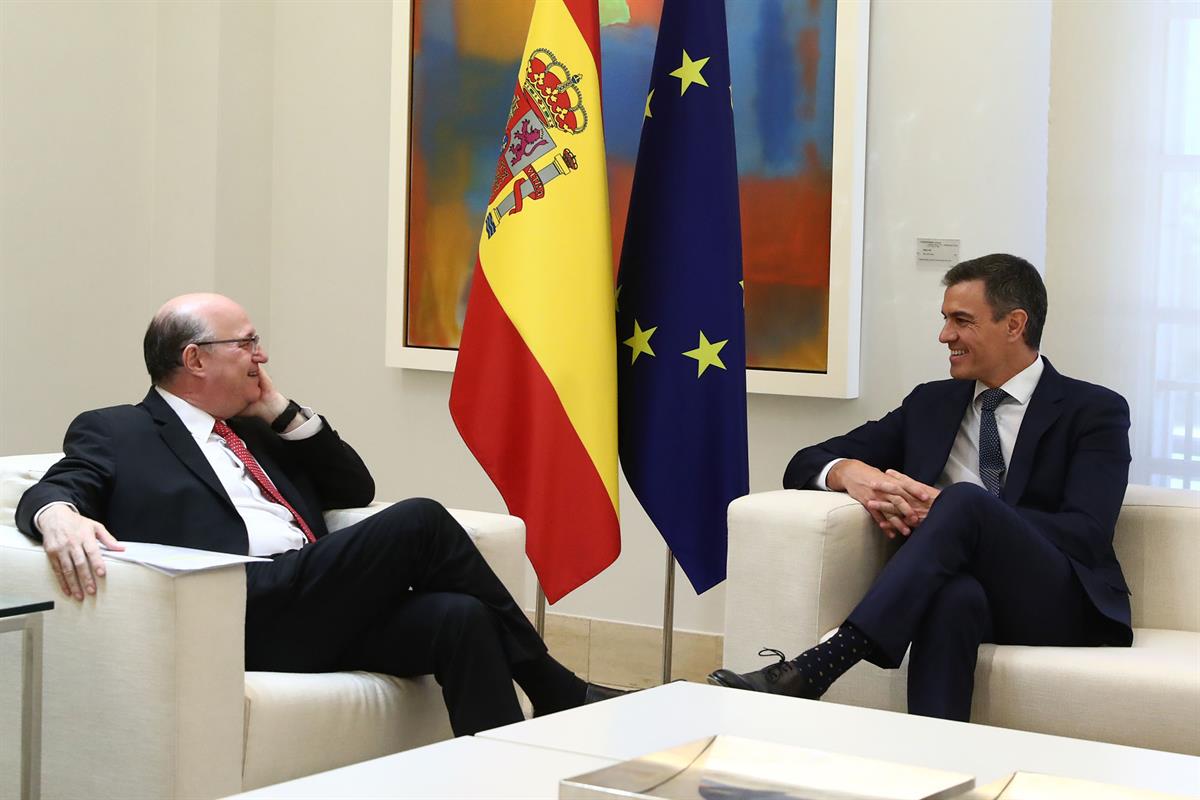 28/05/2024. Pedro Sánchez se reúne con el presidente del Banco Interamericano de Desarrollo. El presidente del Gobierno, Pedro Sánchez, se r...