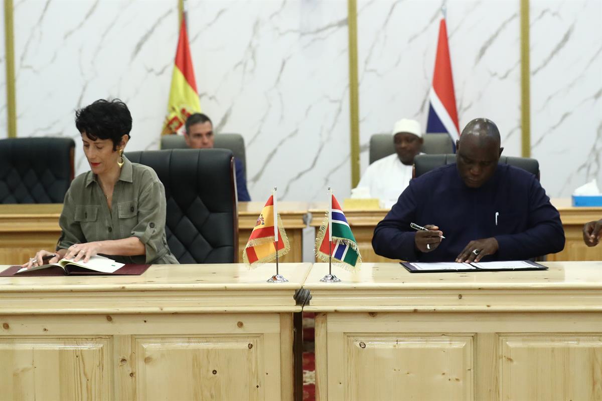 28/08/2024. Viaje del presidente del Gobierno a Gambia. La ministra de Inclusión, Seguridad Social y Migraciones, Elma Saiz, durante la firm...