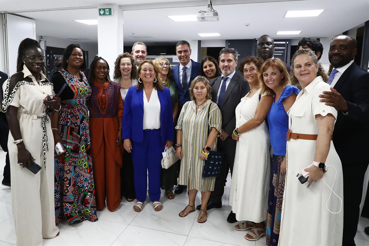 28/08/2024. Pedro Sanchez travels to Senegal. Group photo of the President of the Government of Spain, Pedro Sánchez, with the workers of th...