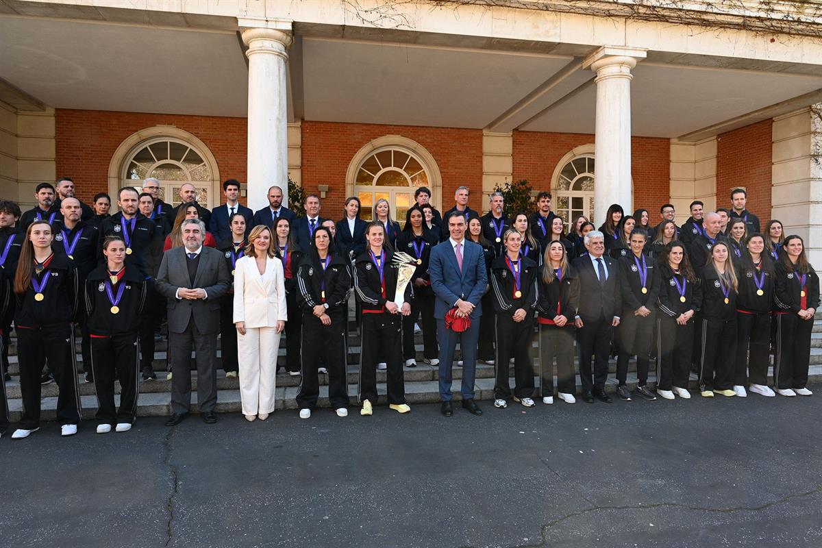 29/02/2024. El presidente recibe a la Selección Española Femenina de Fútbol. El presidente del Gobierno, Pedro Sánchez, junto a la selección...