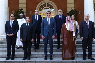 Foto de familia de la reunión del presidente del Gobierno, Pedro Sánchez, con los miembros del Comité ministerial árabe-islámico