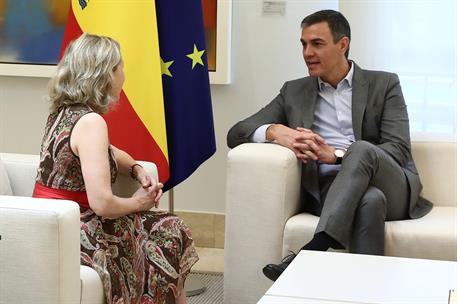 29/07/2024. Pedro Sánchez reunión con la Presidenta del Banco Europeo de Inversiones. El presidente del Gobierno, Pedro Sánchez, conversa co...