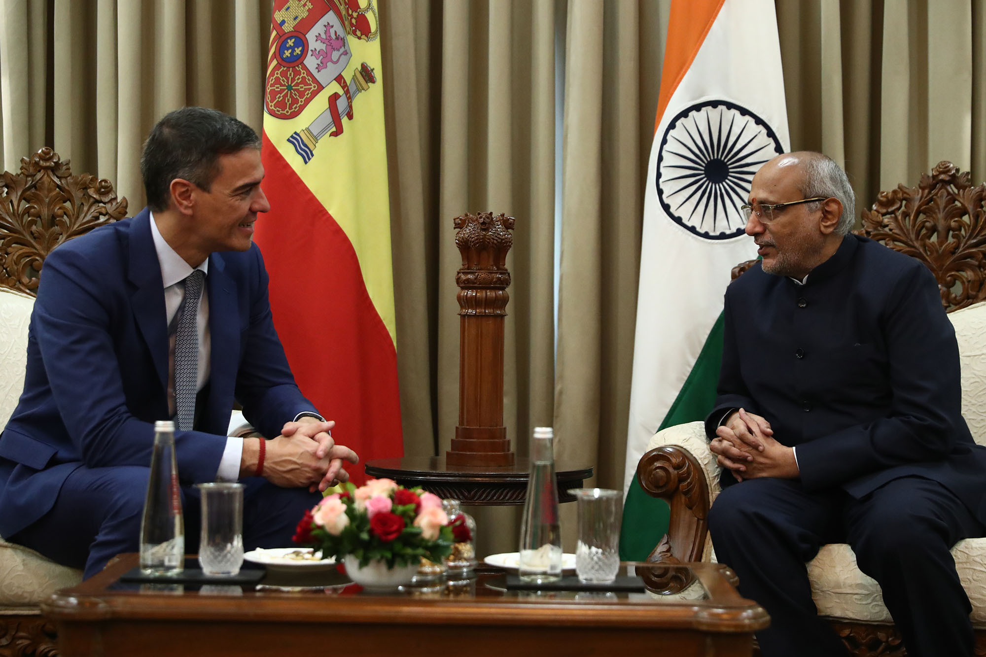 29/10/2024. Pedro Sánchez continúa su viaje en la República de India. El presidente del Gobierno, Pedro Sánche, conversa con el gobernador d...