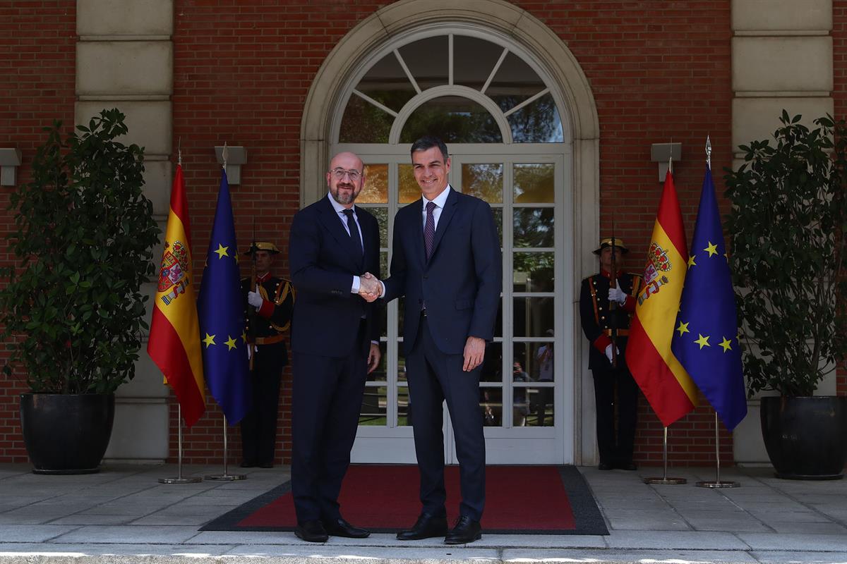 30/05/2024. Pedro Sánchez recibe al presidente del Consejo Europeo, Charles Michel. El presidente del Gobierno, Pedro Sánchez, saluda al pre...