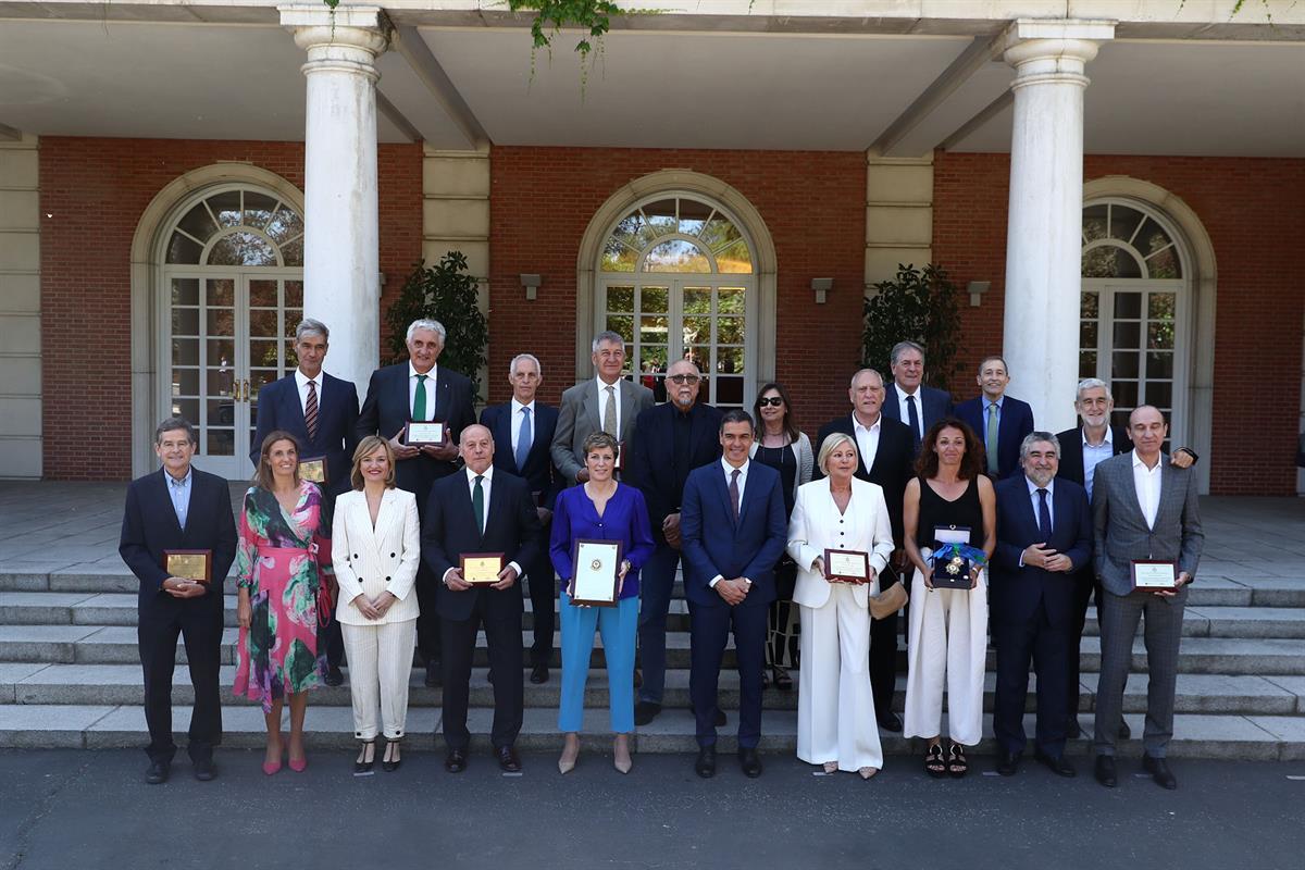 31/05/2024. Pedro Sánchez preside la entrega de la Placa de Oro y la Gran Cruz de la Real Orden del Mérito Deportivo. Foto de familia tras e...