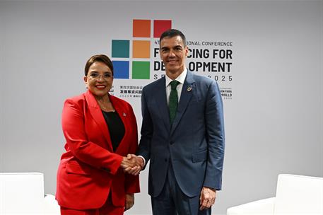 1/07/2025. Encuentro con la presidenta de la Rep&#250;blica de Honduras. El presidente del Gobierno, Pedro S&#225;nchez, junto a la presidenta de la R...