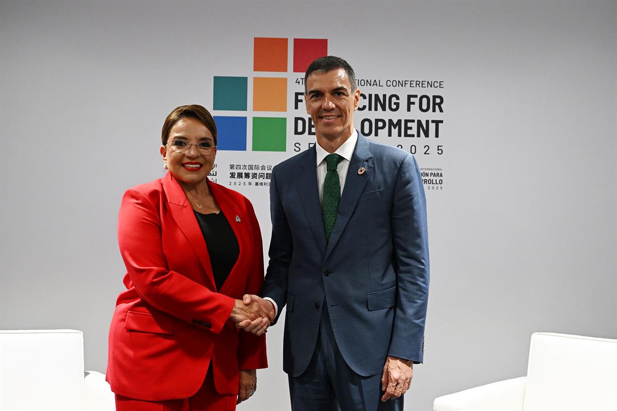 1/07/2025. Encuentro con la presidenta de la República de Honduras. El presidente del Gobierno, Pedro Sánchez, junto a la presidenta de la R...