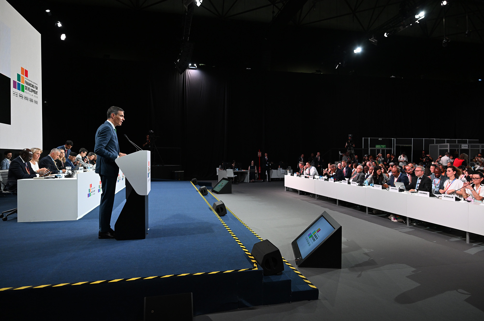 1/07/2025. Mesa redonda sobre la revitalización de la cooperación internacional para el desarrollo. El presidente del Gobierno, Pedro Sánche...