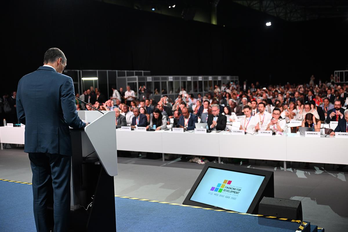1/07/2025. Mesa redonda sobre la revitalización de la cooperación internacional para el desarrollo. El presidente del Gobierno, Pedro Sánche...