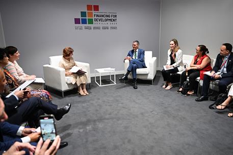 1/07/2025. Encuentro con la presidenta de la Rep&#250;blica de Macedonia del Norte. El presidente del Gobierno, Pedro S&#225;nchez, conversa con la pr...