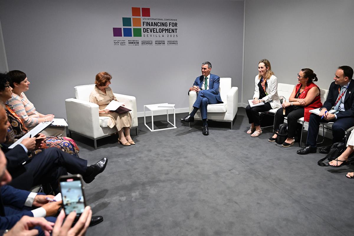1/07/2025. Encuentro con la presidenta de la República de Macedonia del Norte. El presidente del Gobierno, Pedro Sánchez, conversa con la pr...
