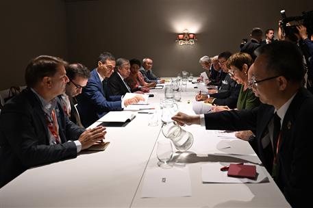 1/07/2025. Encuentro con presidentes de bancos multilaterales de desarrollo. El presidente del Gobierno, Pedro S&#225;nchez, junto al secretario ...
