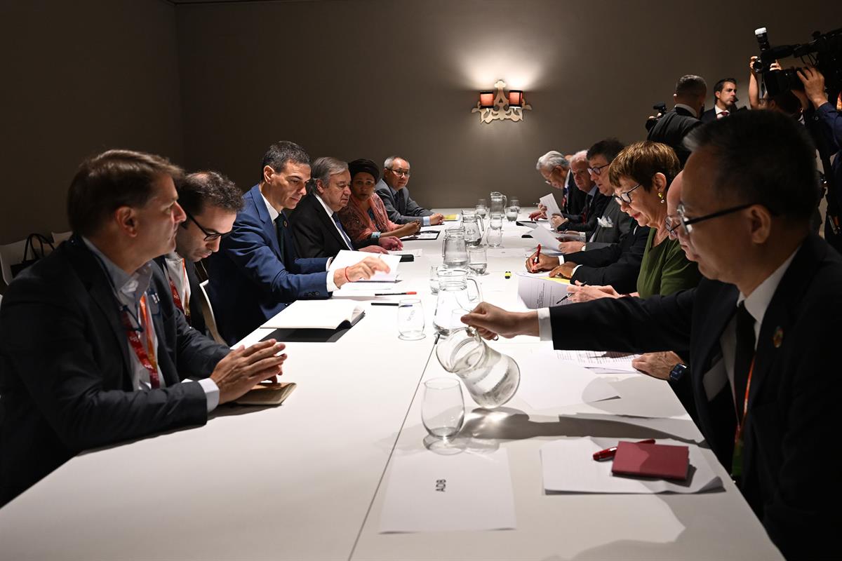 1/07/2025. Encuentro con presidentes de bancos multilaterales de desarrollo. El presidente del Gobierno, Pedro Sánchez, junto al secretario ...