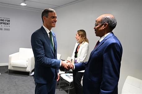 1/07/2025. Encuentro con el presidente de la Uni&#243;n Africana. El presidente del Gobierno, Pedro S&#225;nchez, saluda al presidente de la Uni&#243;n Afr...