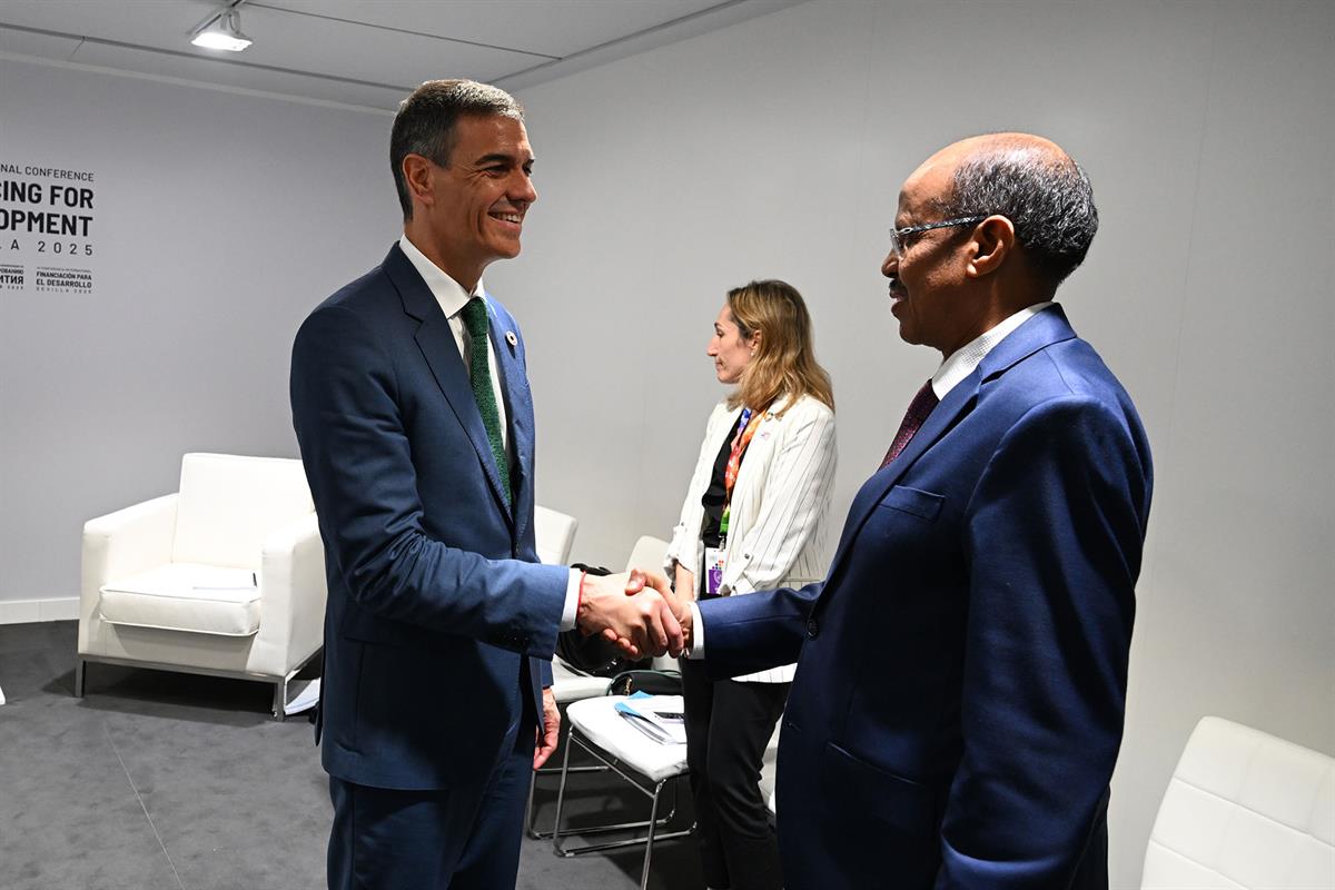 1/07/2025. Encuentro con el presidente de la Unión Africana. El presidente del Gobierno, Pedro Sánchez, saluda al presidente de la Unión Afr...