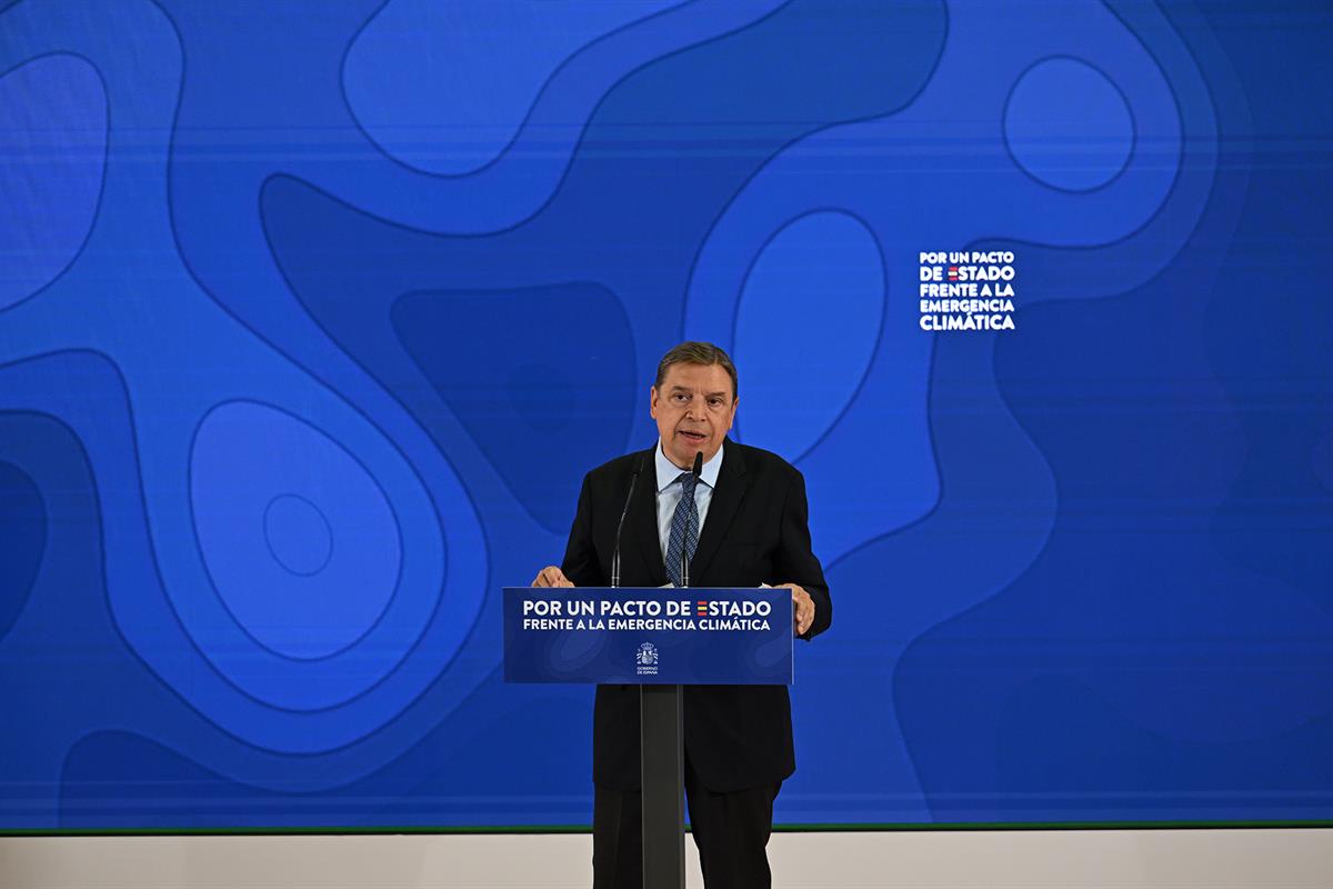 1/09/2025. Clausura del acto "Por un pacto de Estado frente a la emergencia climática". El ministro de Agricultura, Pesca y Alimentación, Lu...