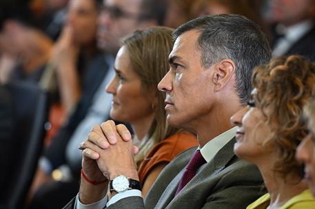1/09/2025. Clausura del acto "Por un pacto de Estado frente a la emergencia climática". El presidente del Gobierno, Pedro Sánchez, junto a l...