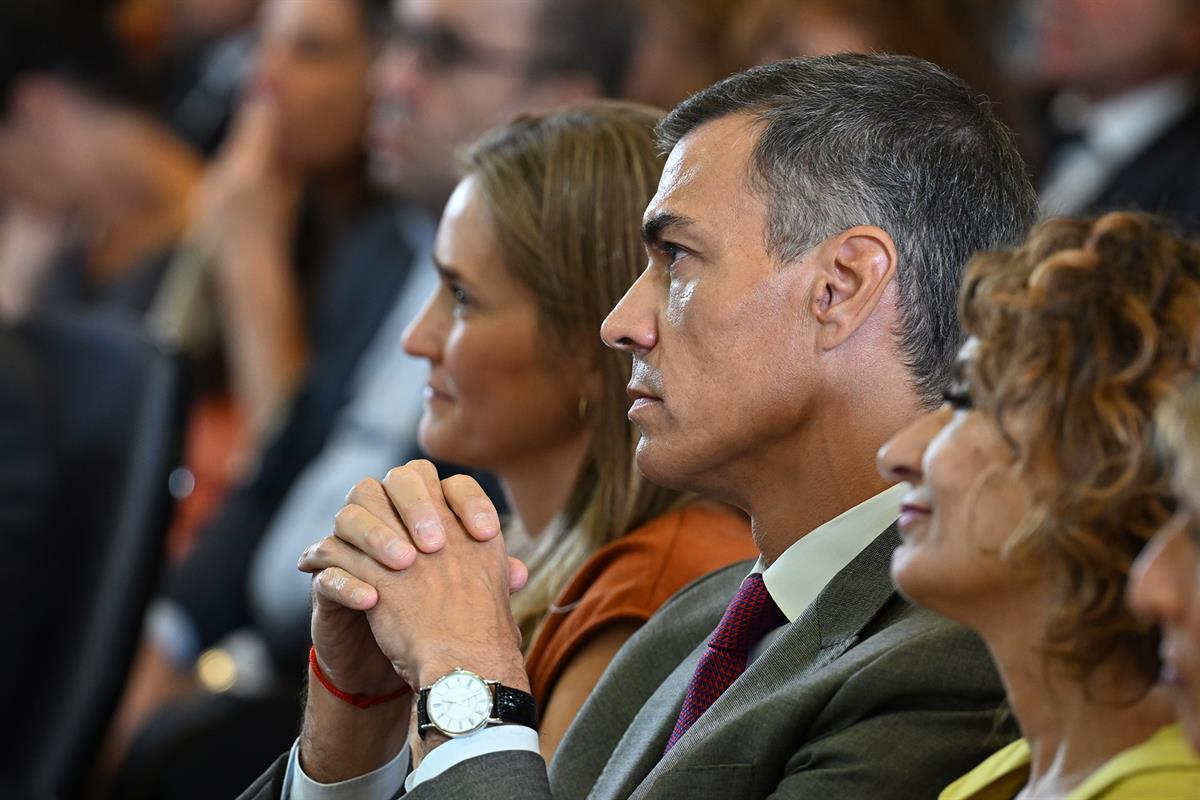1/09/2025. Clausura del acto "Por un pacto de Estado frente a la emergencia climática". El presidente del Gobierno, Pedro Sánchez, junto a l...