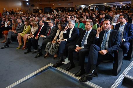 1/09/2025. Clausura del acto "Por un pacto de Estado frente a la emergencia climática". El presidente del Gobierno, Pedro Sánchez, junto al ...