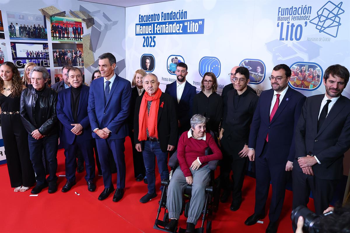 1/12/2025. Pedro Sánchez attends the Anastasio de Gracia Awards ceremony. Group photo of the Anastasio de Gracia Awards ceremony