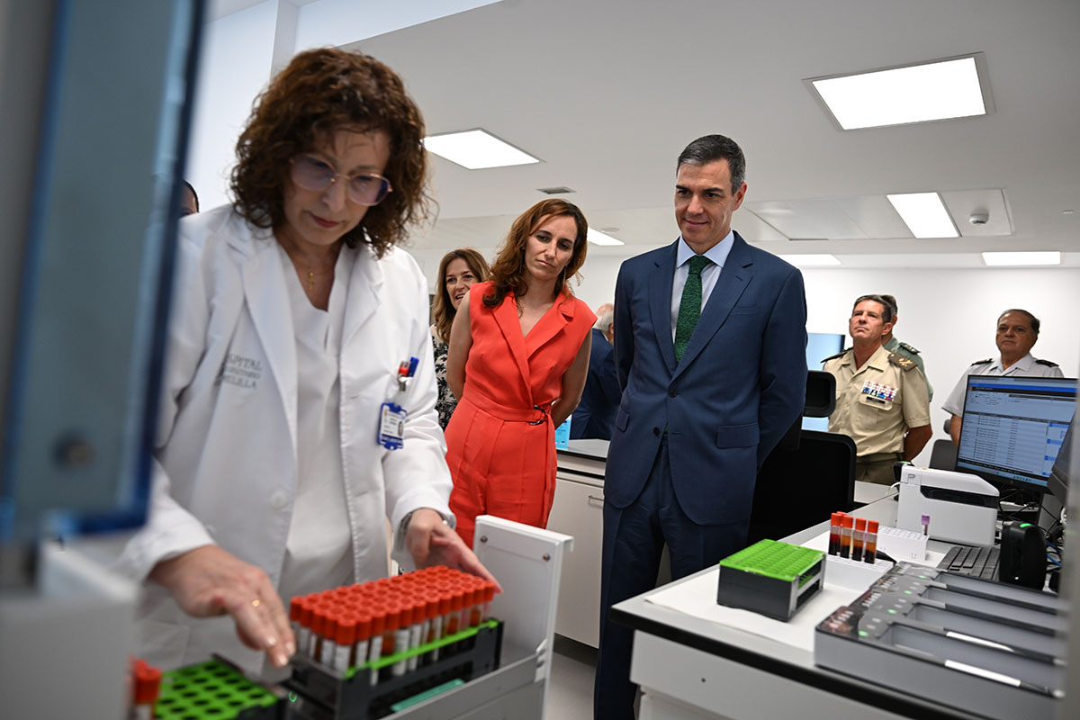 Pedro Sánchez junto a una trabajadora del hospital
