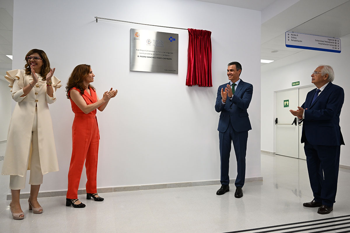 Mónica García junto al presidente del Gobierno