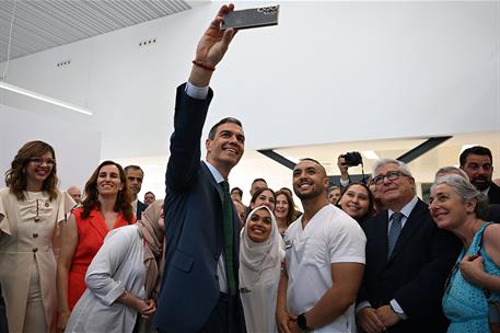 2/06/2025. Pedro Sánchez asiste a la inauguración del Hospital Universitario de Melilla. El presidente del Gobierno, Pedro Sánchez, se hace ...