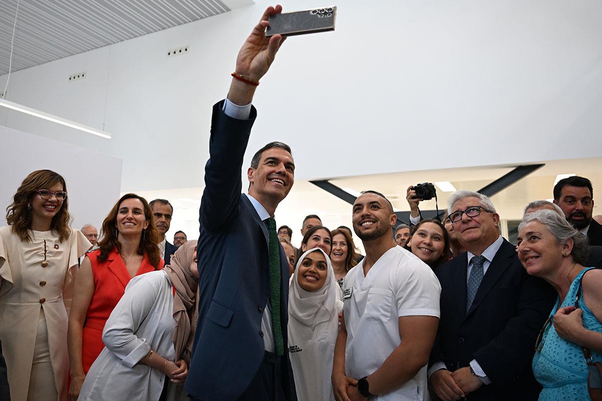 2/06/2025. Pedro Sánchez asiste a la inauguración del Hospital Universitario de Melilla. El presidente del Gobierno, Pedro Sánchez, se hace ...
