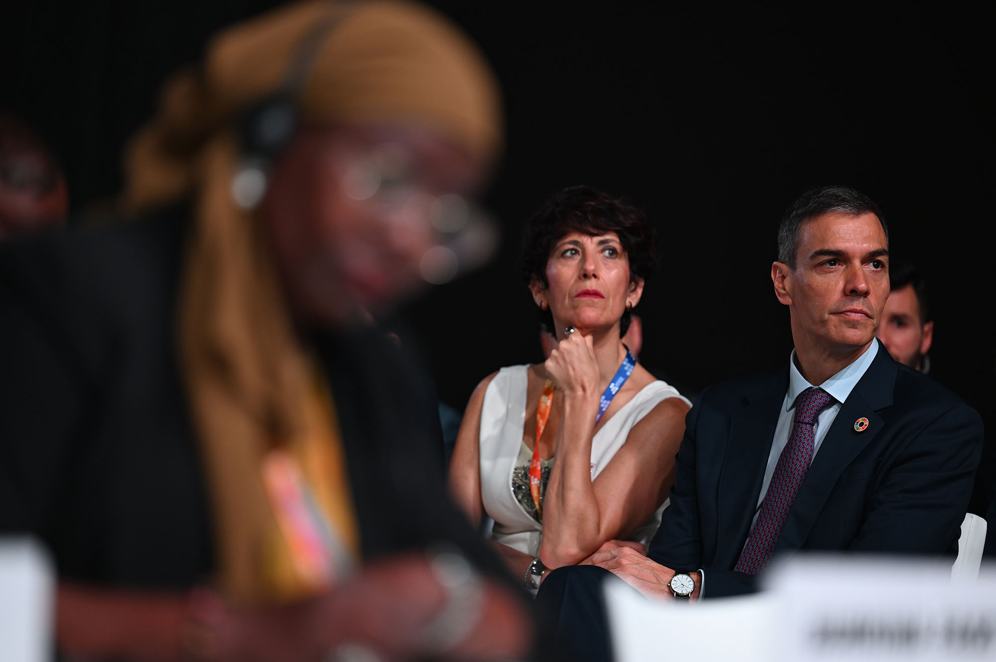 El presidente junto a la ministra de Inclusión en la mesa redonda sobre comercio
