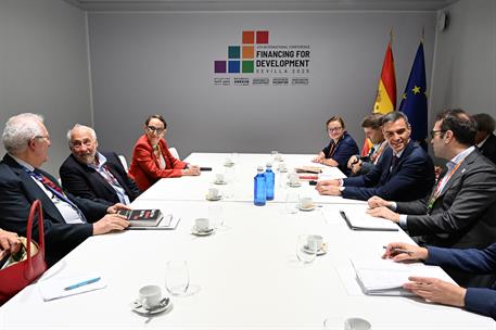 2/07/2025. Reuni&#243;n con economistas. El presidente del Gobierno, Pedro S&#225;nchez, y el ministro de Econom&#237;a, Comercio y Empresa, Carlos Cuerpo,...
